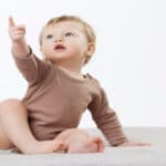 תמונת תינוק בכתבת על חשיבות כוונות תקשורתיות בגיל הרך ואיך ניתן לעודד אותן