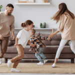 הורים משחקים תופסת עם ילדים