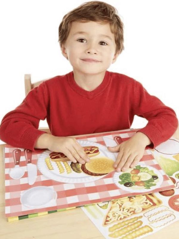 חוברת מדבקות מכינים ארוחה - מליסה ודאג