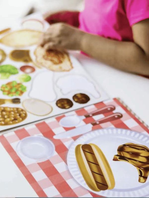 חוברת מדבקות מכינים ארוחה - מליסה ודאג