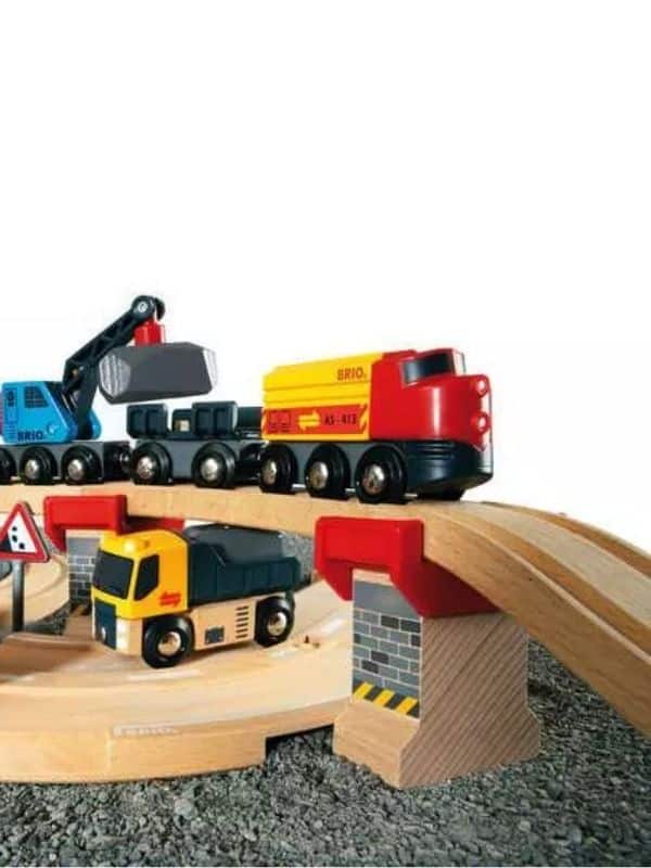 סט מסלול רכבת נסיעות בכביש 33210 בריו